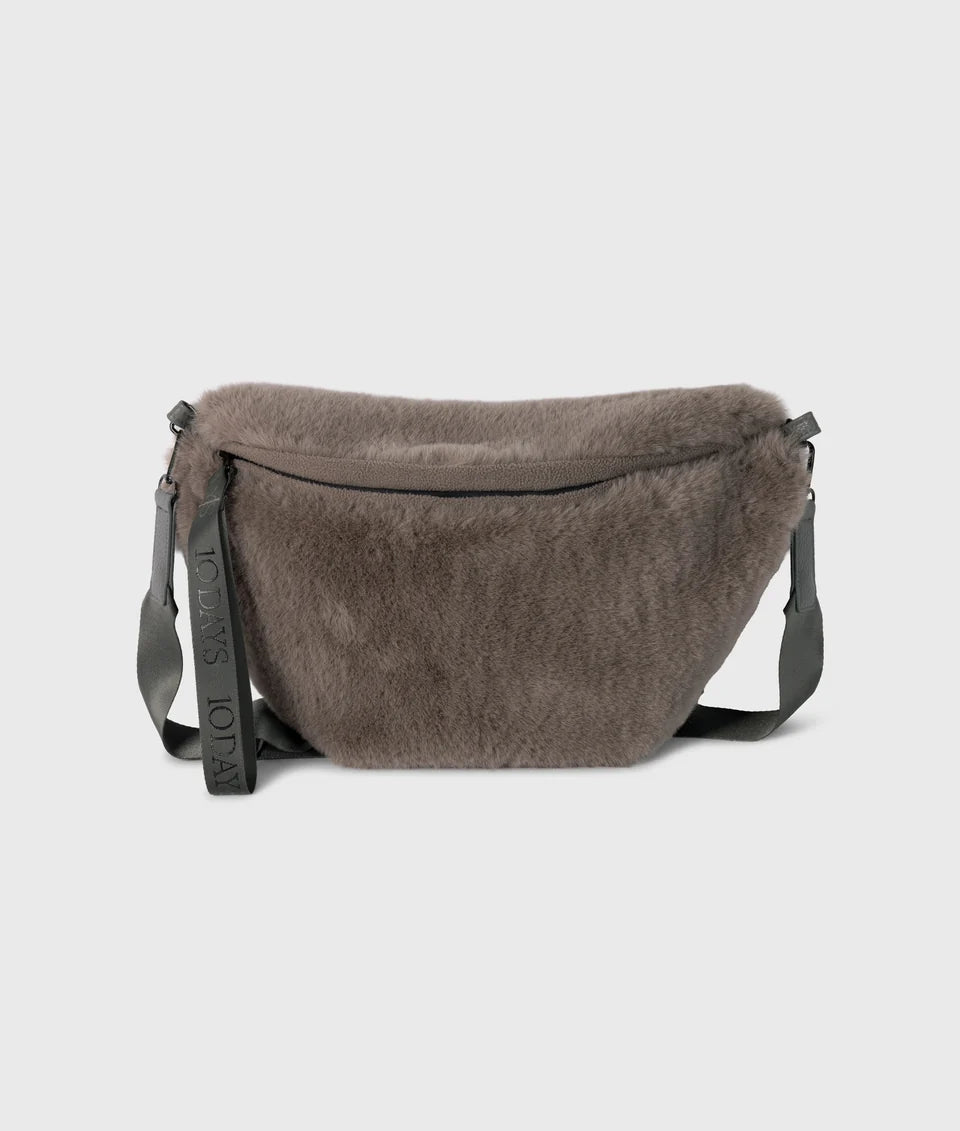 10DAYS FLUFFY FANNY PACK